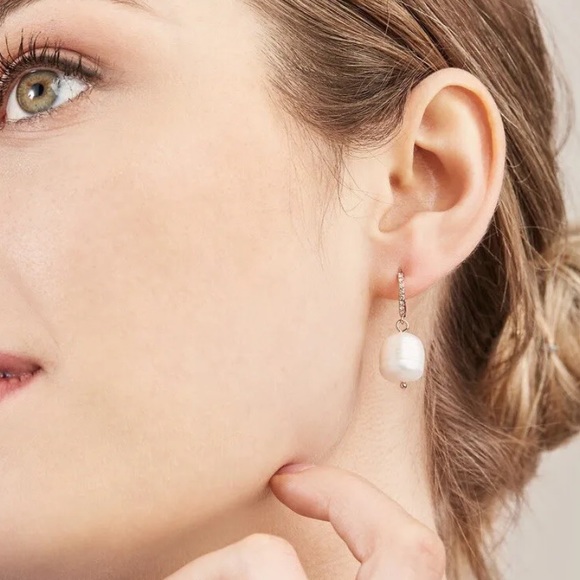 HUGE SALE! STELLA & DOT MODERN BOHEMIAN PEARL HUGGIE EARRINGS ROSE GOLD - Picture 3 of 3